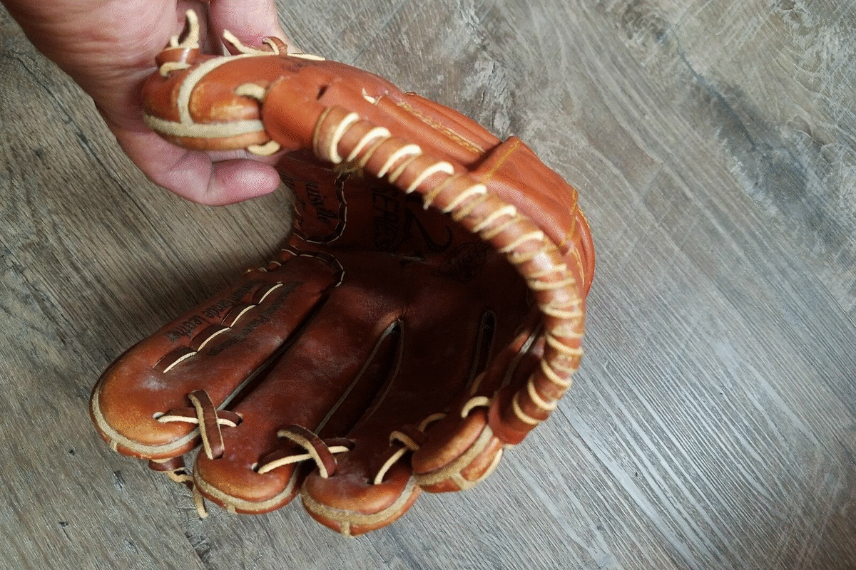 Softball Gloves vs Baseball Gloves: Key Differences Explained